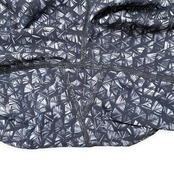 Lululemon Featherlight Tight - Size 8 - Picture 7 of 11